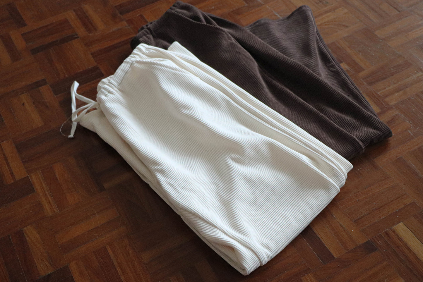 'Michèle' Pantalon décontracté en fine velours côtelé - Marron