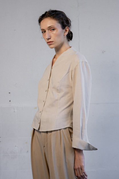 'Magnolia' Blouse à col montant avec manche volumineuse - Crème