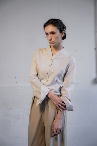 'Magnolia' Blouse à col montant avec manche volumineuse - Crème