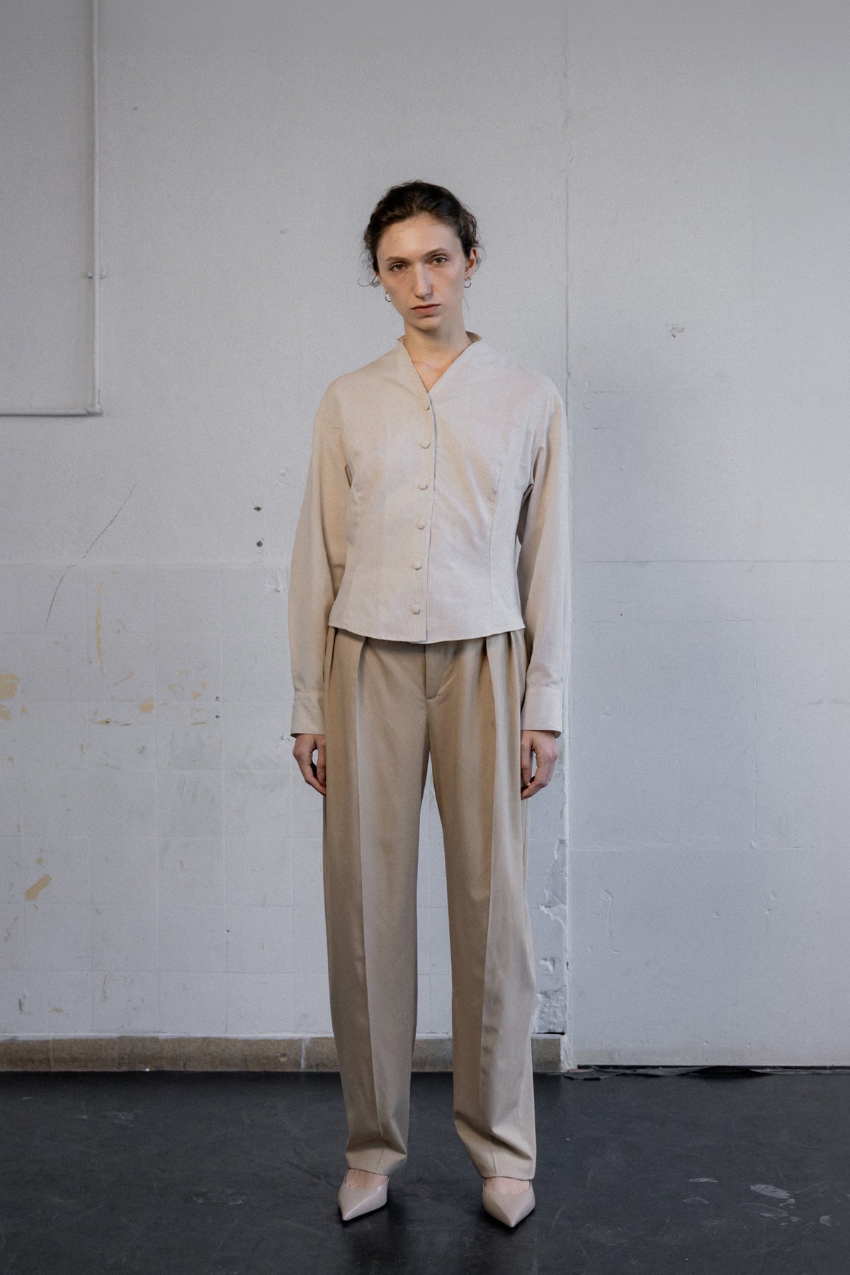 'Magnolia' Blouse à col montant avec manche volumineuse - Crème