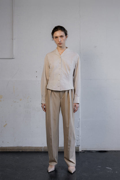 'Magnolia' Blouse à col montant avec manche volumineuse - Crème